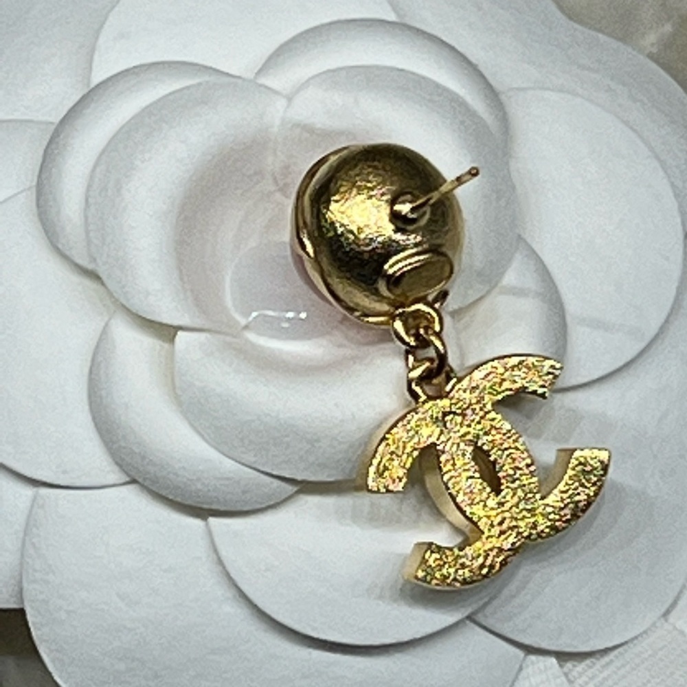 CHANEL 22A CC Logo Gold-tone Dangle Earrings: Pink Pearly W/ Crystals - Picture 9 of 13